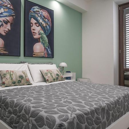 Casa Azzurra Rooms E Apartment 泰拉西尼 外观 照片
