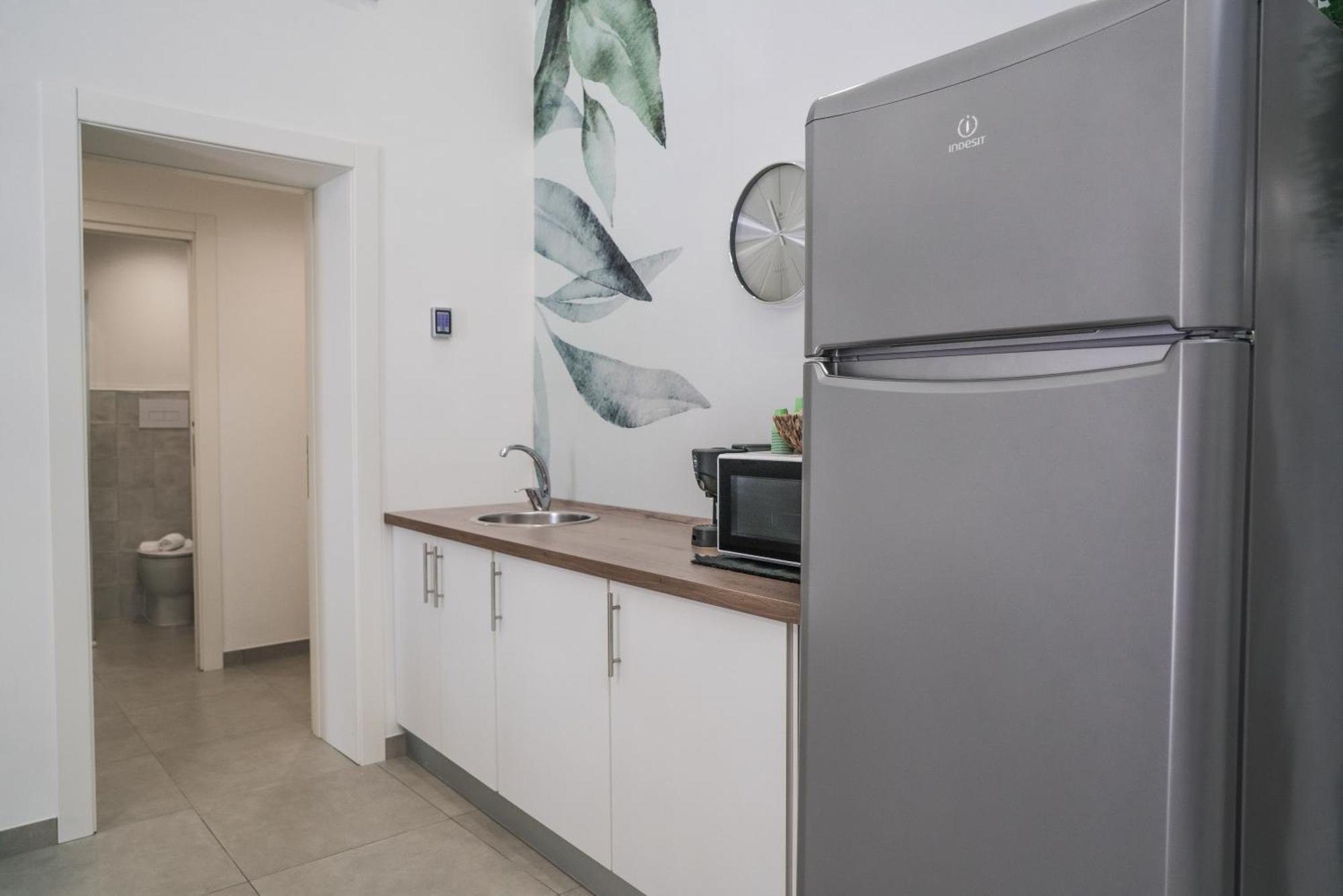 Casa Azzurra Rooms E Apartment 泰拉西尼 外观 照片