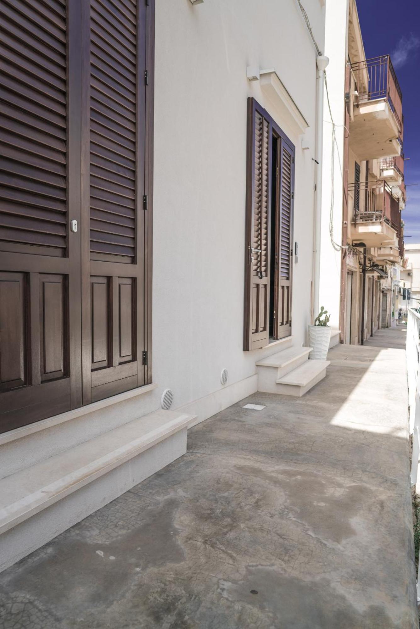 Casa Azzurra Rooms E Apartment 泰拉西尼 外观 照片