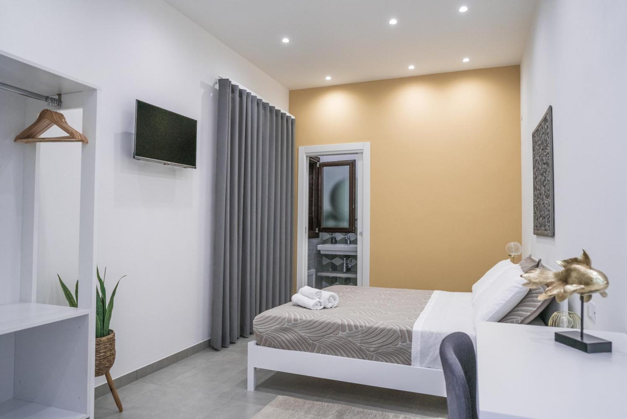 Casa Azzurra Rooms E Apartment 泰拉西尼 外观 照片